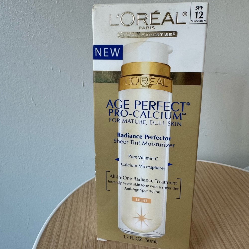 L'Oréal Age Perfect ProCalcium for Mature, Dull Skin  Shear Tint Moisturizer 1.7